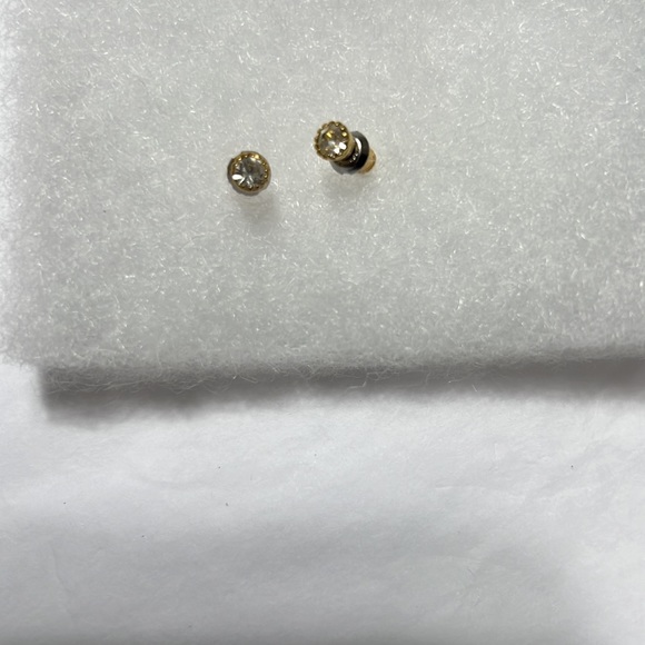 Simple stud earrings - Picture 2 of 4